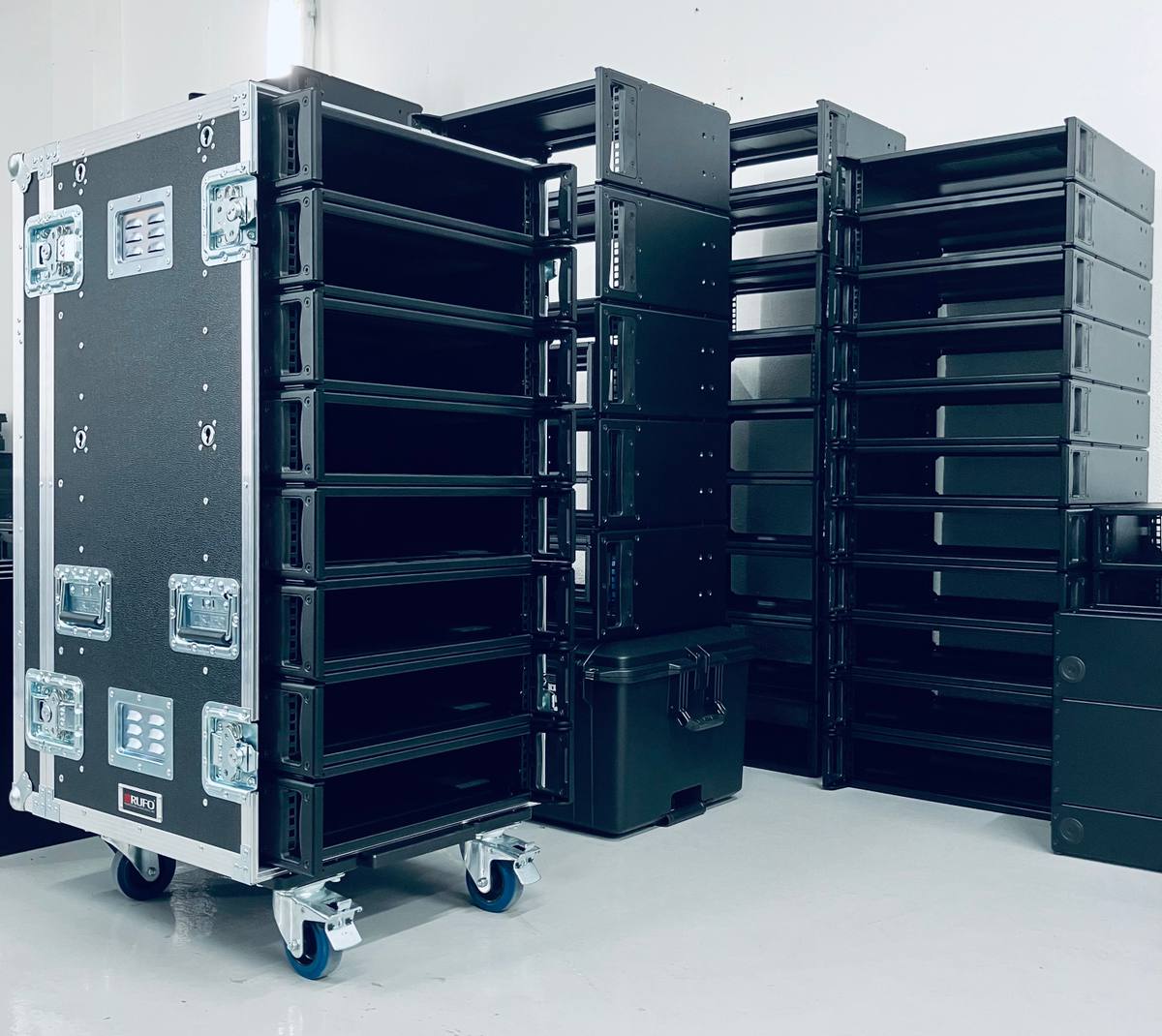 PTS Alupro 19"-rack i sort aluminium plassert i utstyrsskap