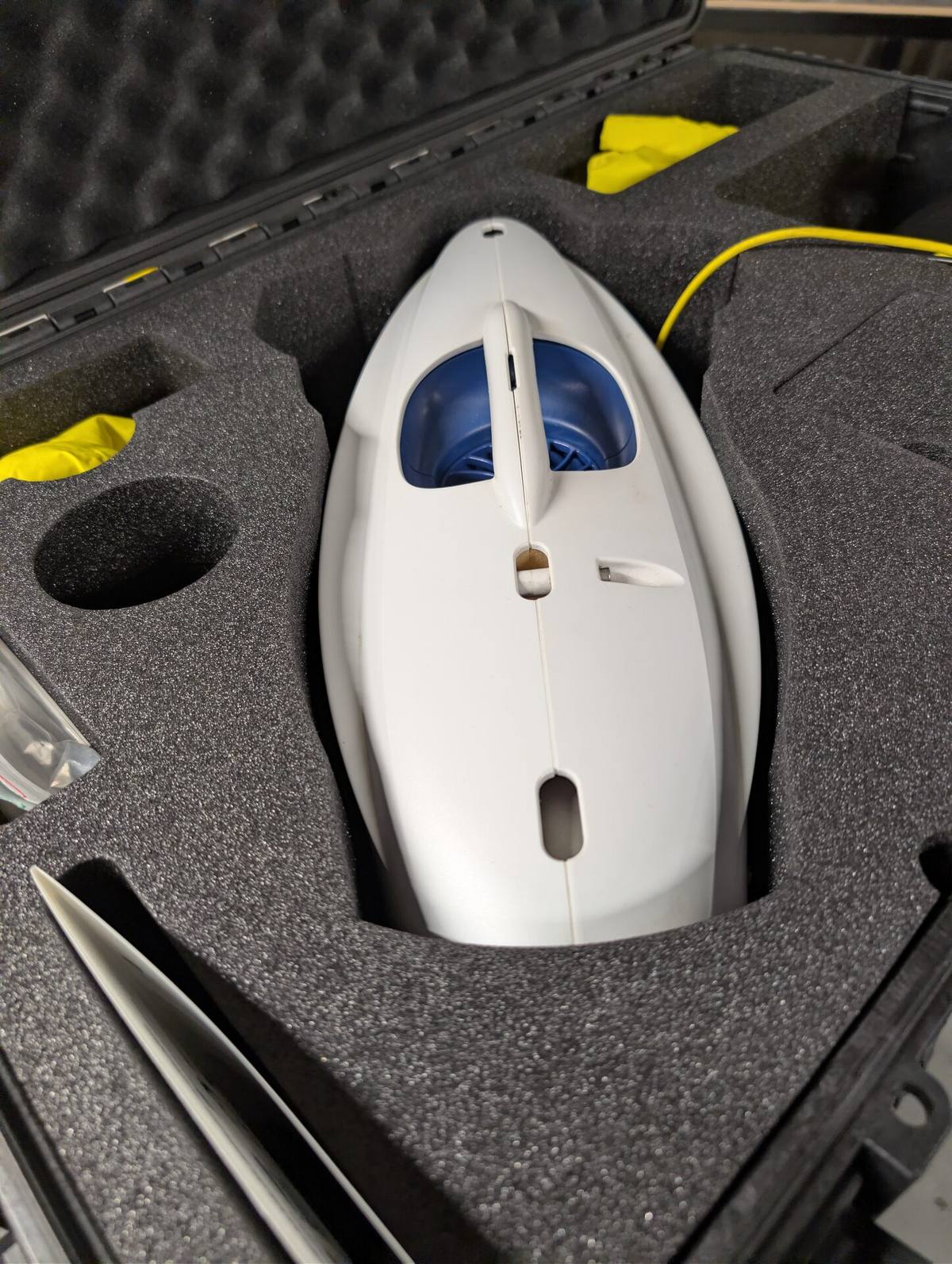Detalj av Arcticase 1880 med Blueye-drone og kabel på plass
